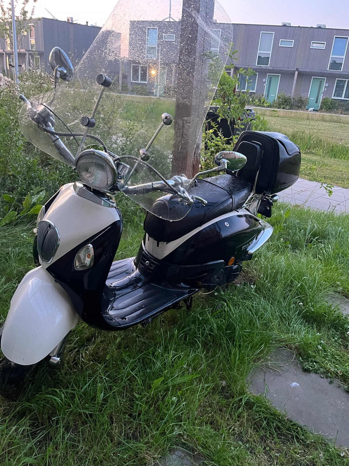 Retro scooter met koffer en windscherm, Fietsen en Brommers, Snorfietsen en Snorscooters, Ophalen of Verzenden, Gebruikt, Benzine