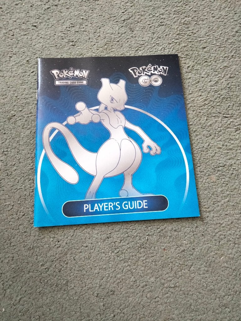 Pokémon Cosmic Eclipse Mini Collector's Album & Player's Gui, Hobby en Vrije tijd, Verzamelkaartspellen | Pokémon, Ophalen, Gebruikt