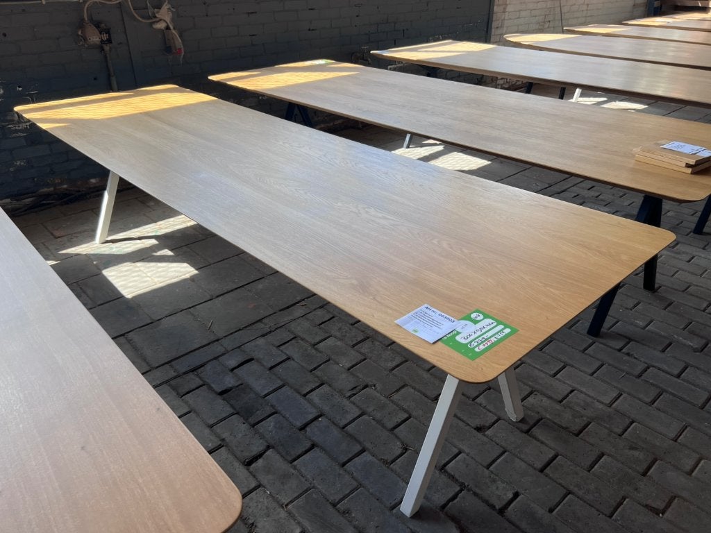 Studio Henk Eettafel Eiken 300 x 90 Slim x Wit | €2919, nu, Huis en Inrichting, Tafels | Eettafels, Studio Henk, Studio Henk, Studio Henk
