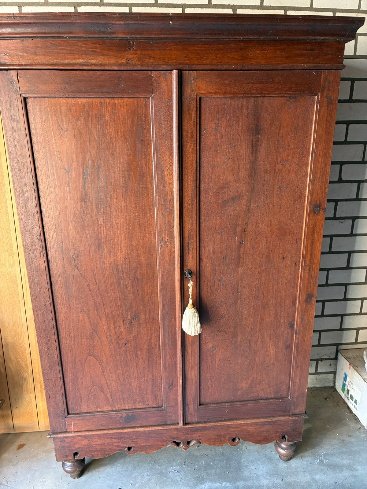 Antieke kersenhouten kast met sierlijke details, Ophalen