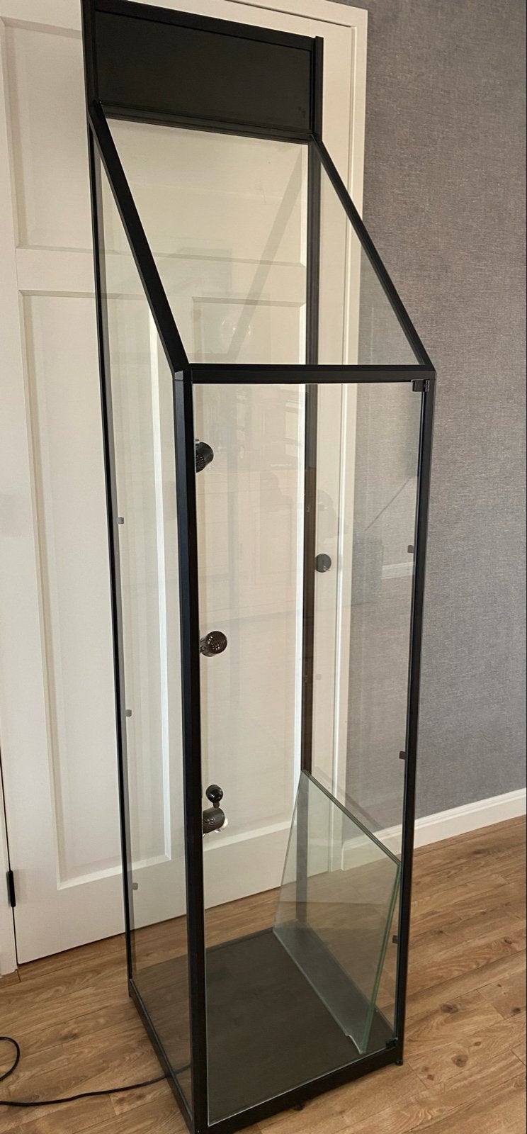 Glazen vitrinekast met zwart metalen frame, Huis en Inrichting, Ophalen, Gebruikt, 200 cm of meer, 50 tot 100 cm