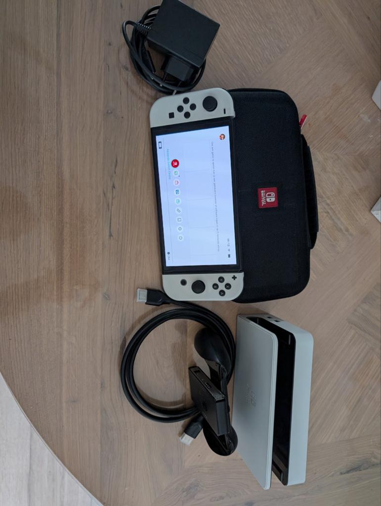 Nintendo Switch OLED + hoes en Pokemon Scarlet, Spelcomputers en Games, Ophalen of Verzenden, Zo goed als nieuw, Met 2 controllers