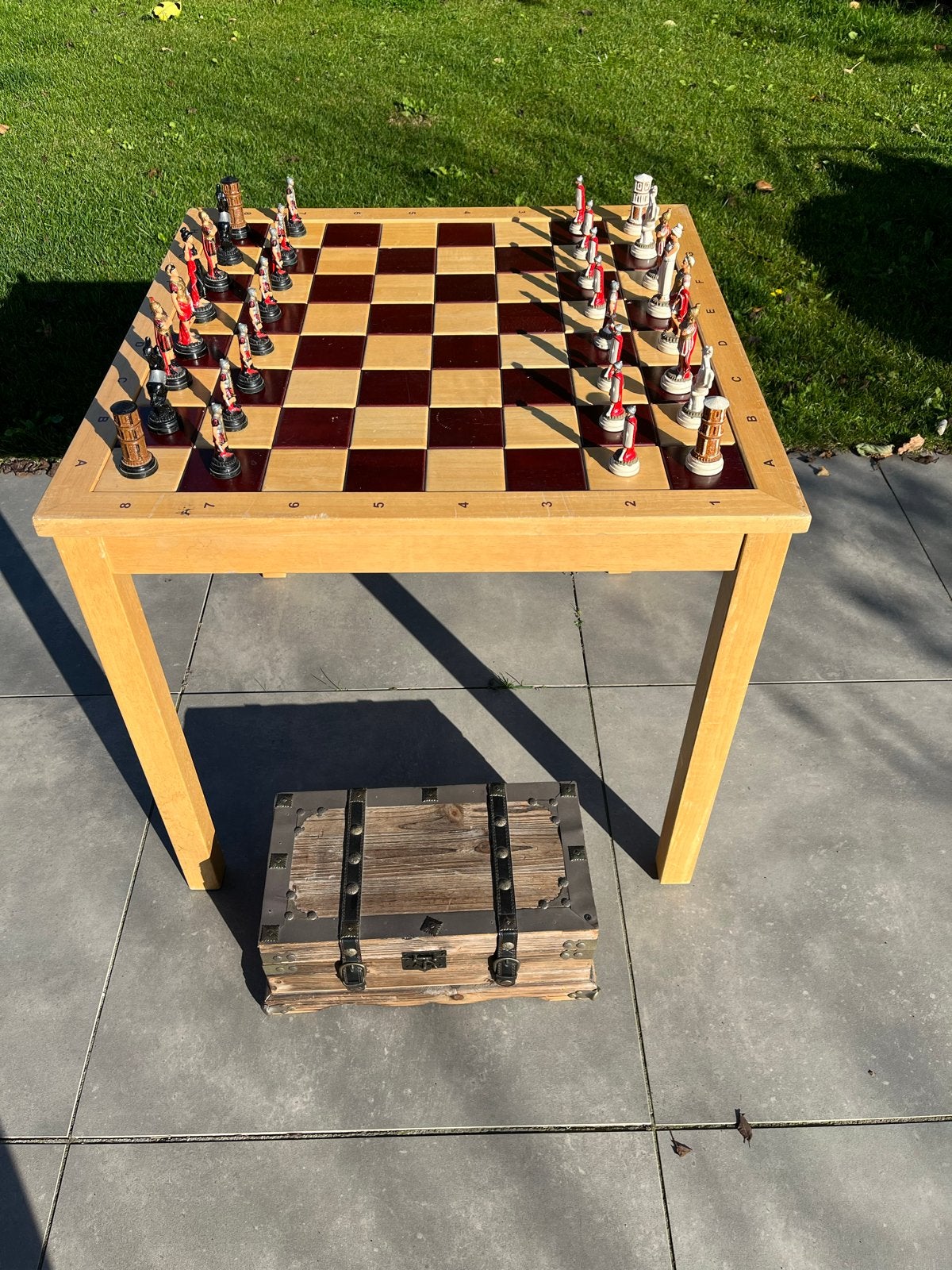 Schaakspel met Romeinse figuren en houten kist, Hobby en Vrije tijd, Gezelschapsspellen | Bordspellen, Een of twee spelers, Ophalen