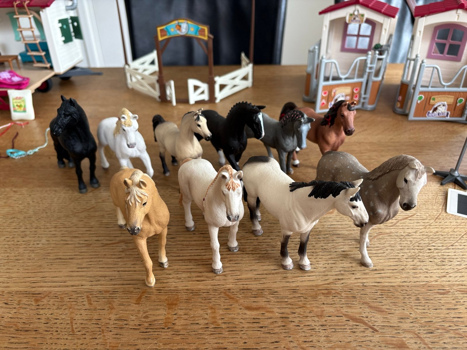 Grote Schleich paardenset met stal, paarden en accessoires, Ophalen of Verzenden, Gebruikt, Jongen of Meisje