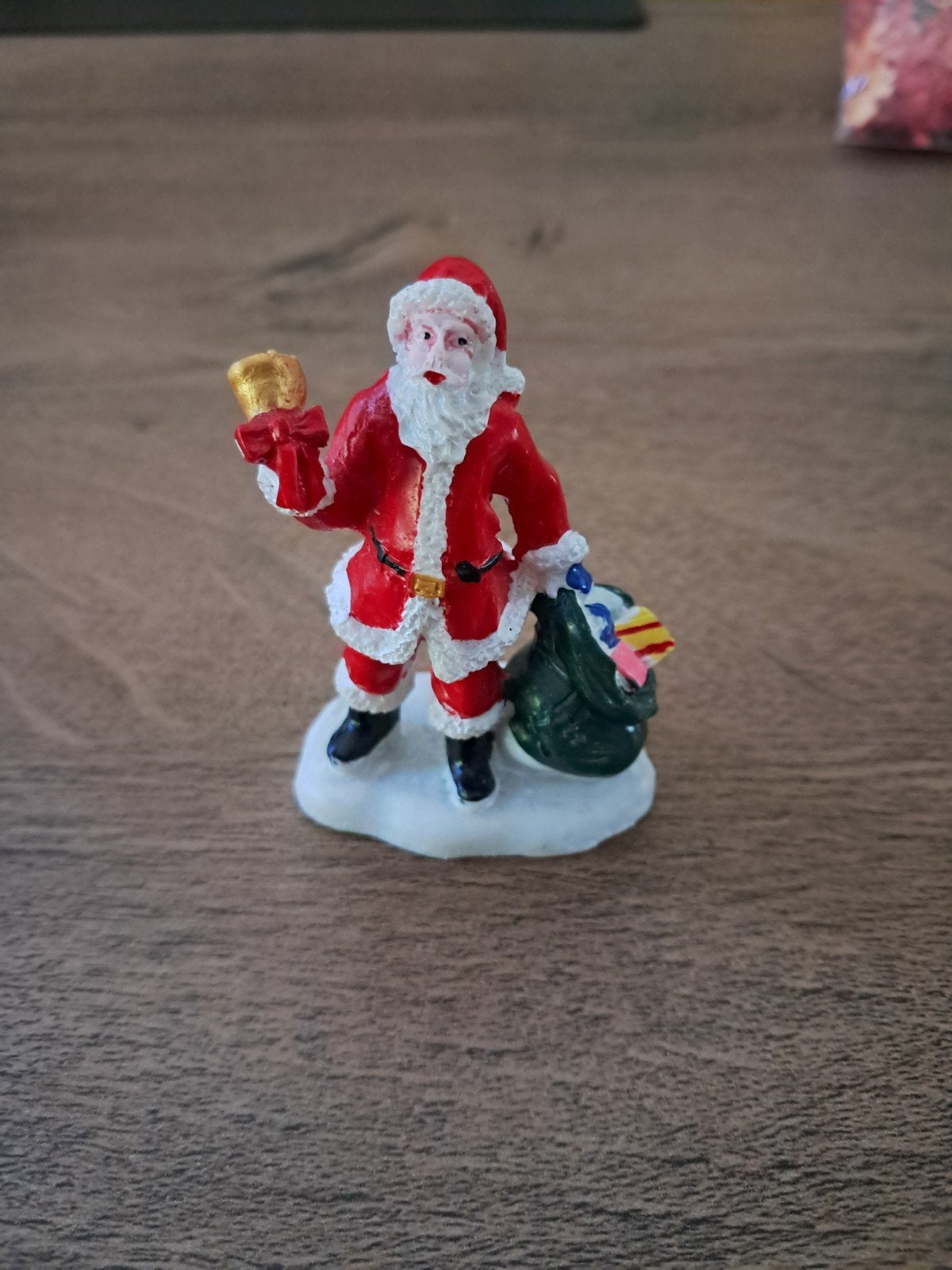 kerstman met kadootjes en bel, Ophalen