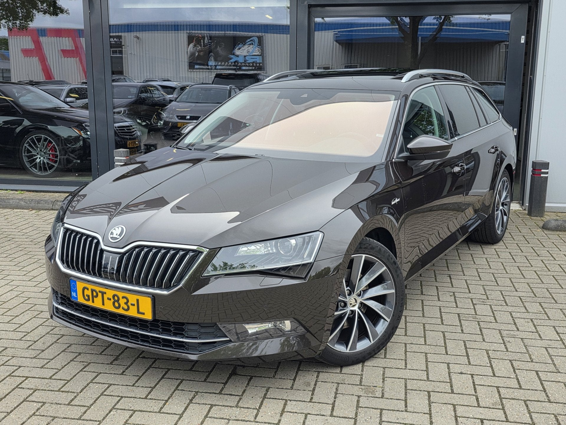 Skoda Superb Combi 1.8 TSI Laurin Klement + PANO DAK + SOUND, Euro 6, 4 cilinders, Bruin, 179 pk