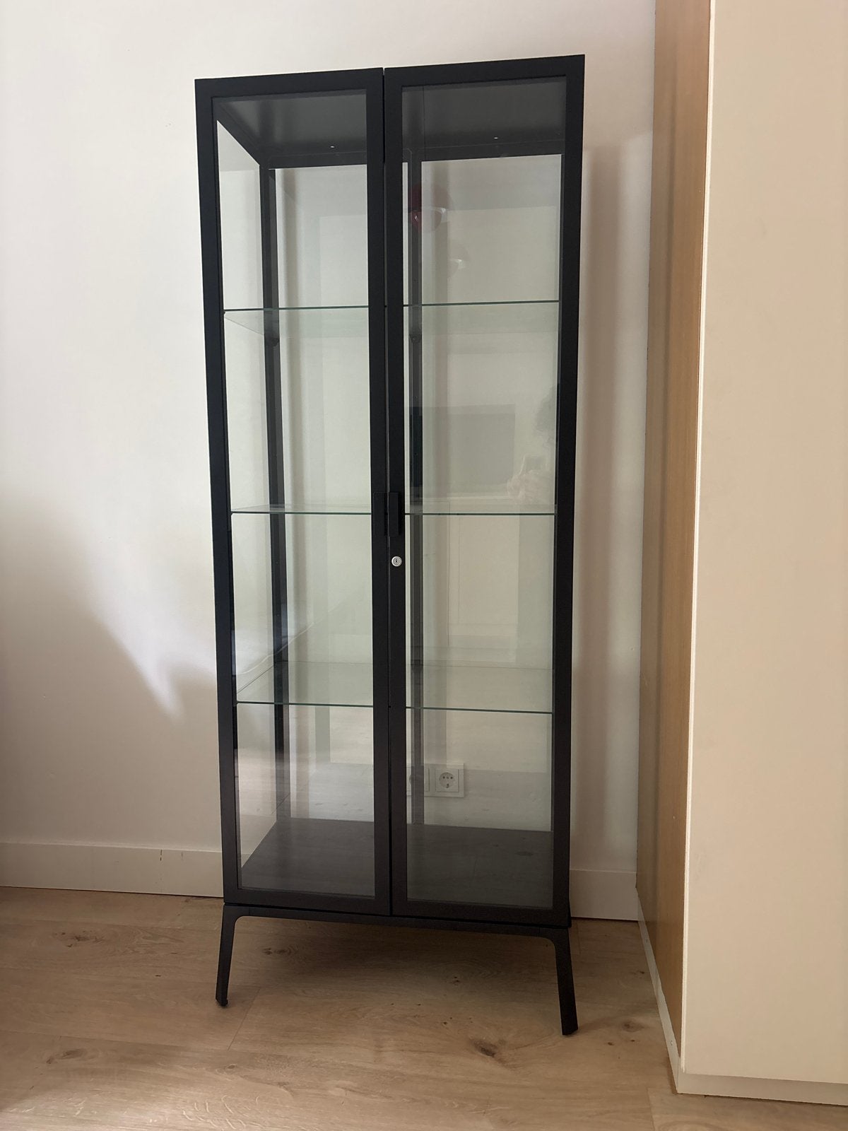 IKEA Milsbo Zwarte Vitrinekast, Huis en Inrichting, Kasten | Vitrinekasten, Ophalen, 50 tot 100 cm, Zo goed als nieuw, Metaal