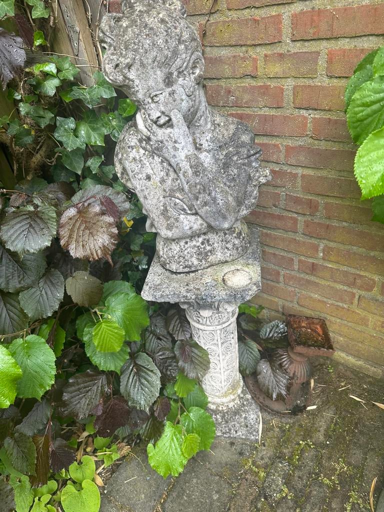 Beeld meisje op sokkel, Tuin en Terras, Ophalen, Gebruikt, Beton, Mensenbeeld