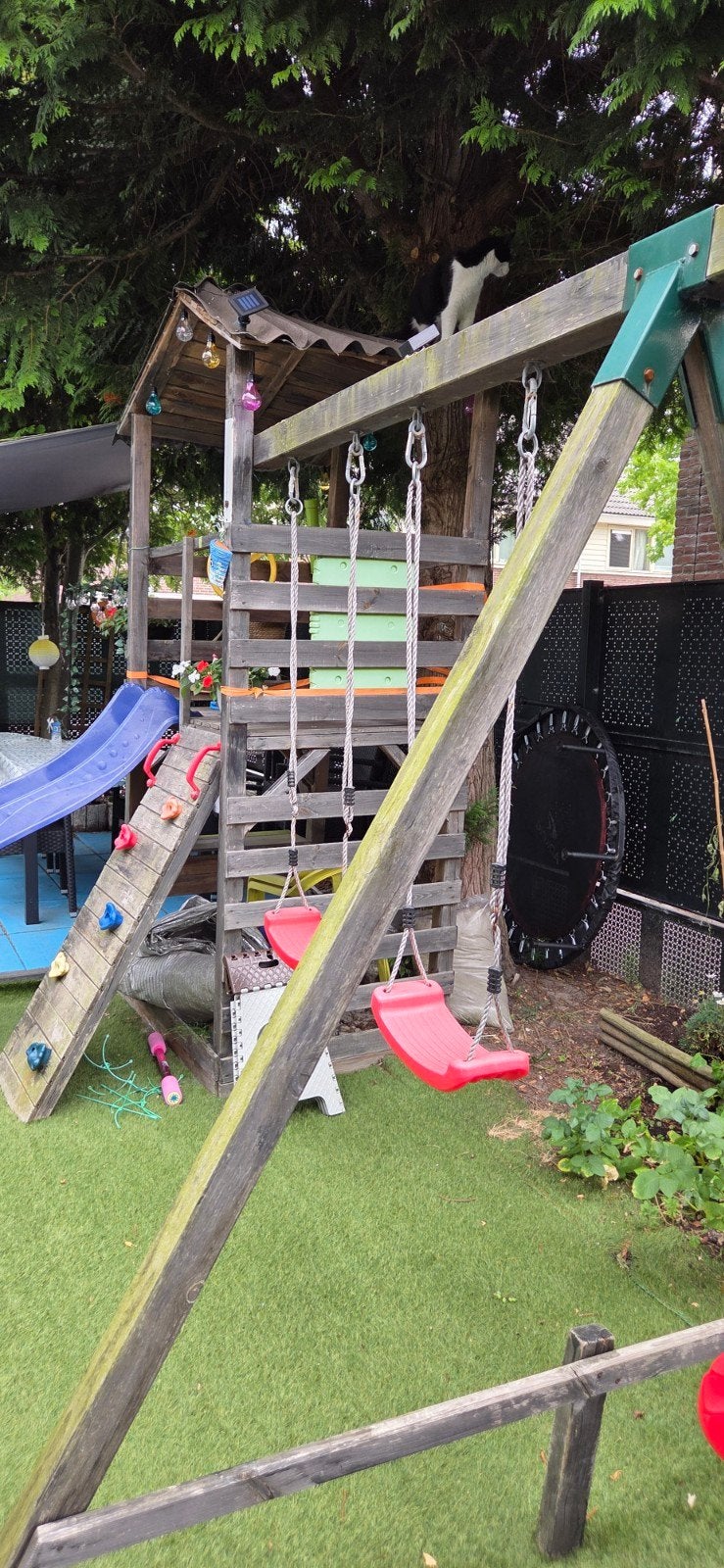 Houten speeltoestel met glijbaan en schommels, Kinderen en Baby's, Speelgoed | Buiten | Speeltoestellen, Ophalen of Verzenden