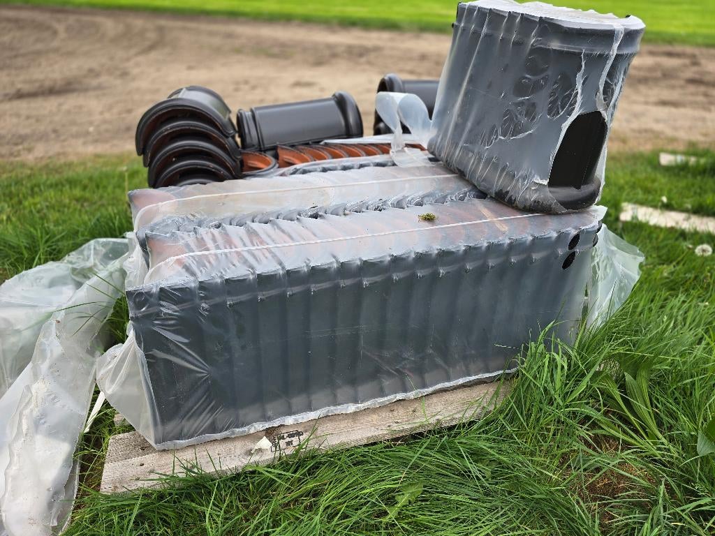 bouw - 21 nokvorsten en 6 dakdoorvoeren Monier, Ophalen, Steen of Klei, Zwart, Nieuw