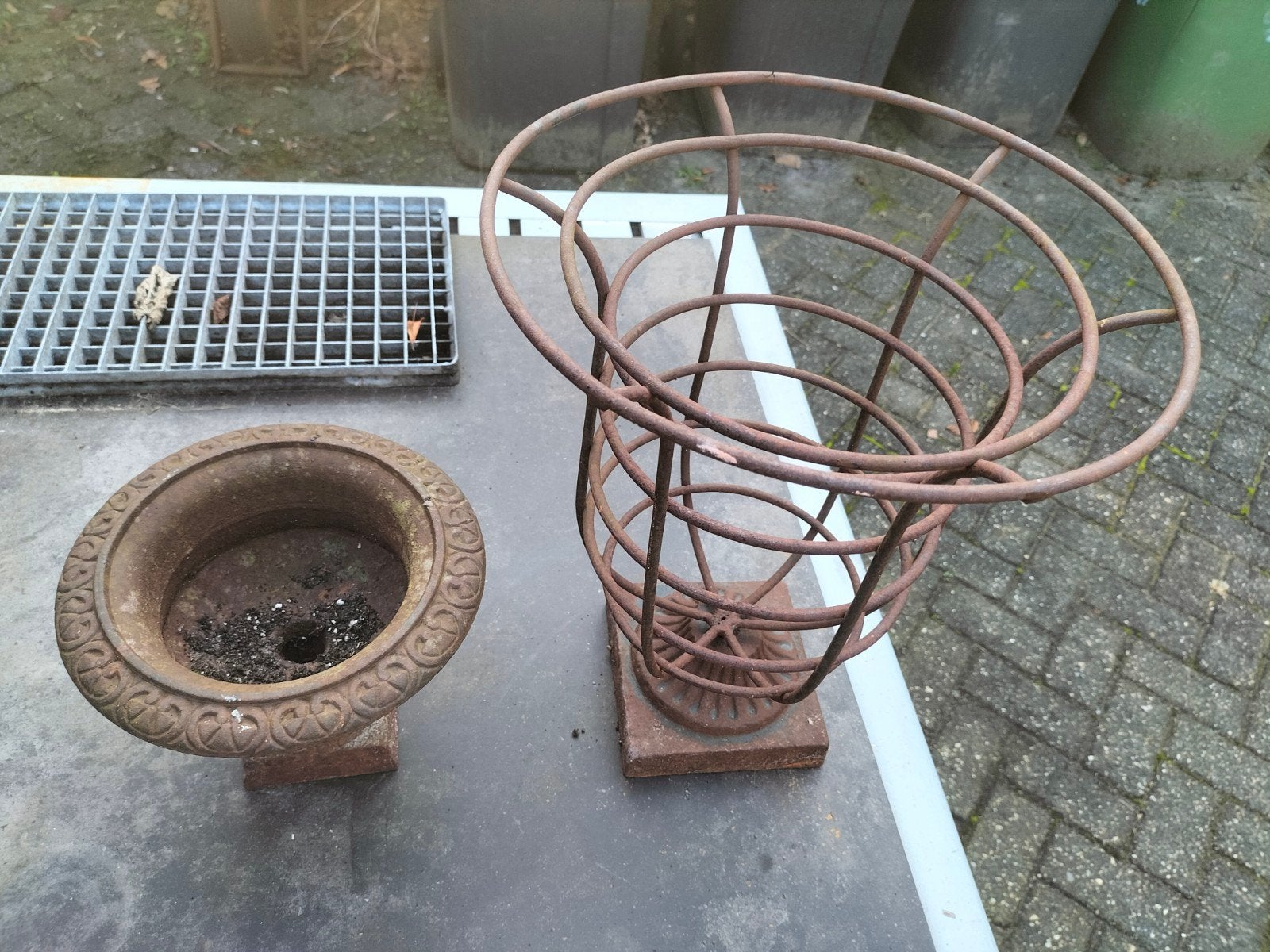 Gietijzeren bloempotten, Ophalen, Gebruikt