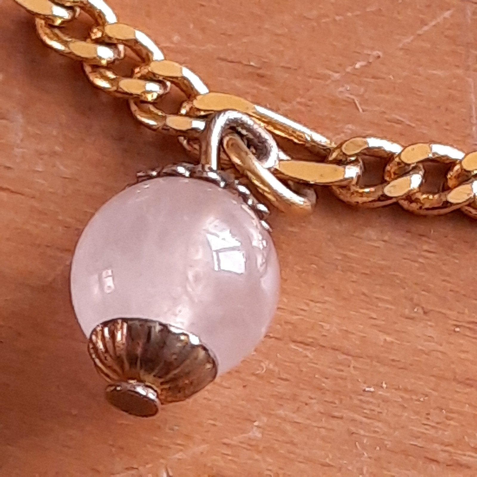 Vergulde Armband met Zes Bedels Natuursteen, Verzenden, Zo goed als nieuw, Overige materialen