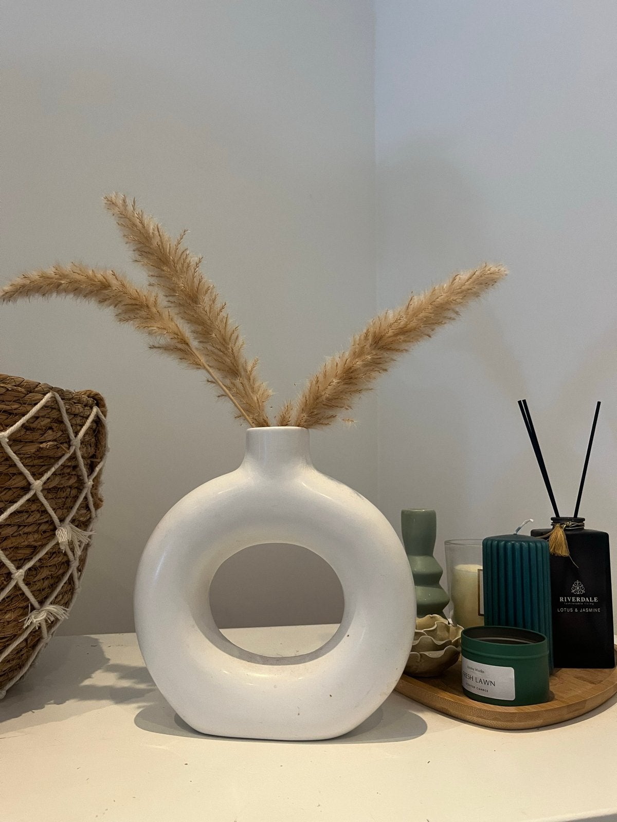 Moderne witte donut vaas met pampas pluimen, Ophalen, Wit, Zo goed als nieuw, Geschikt voor droogbloemen
