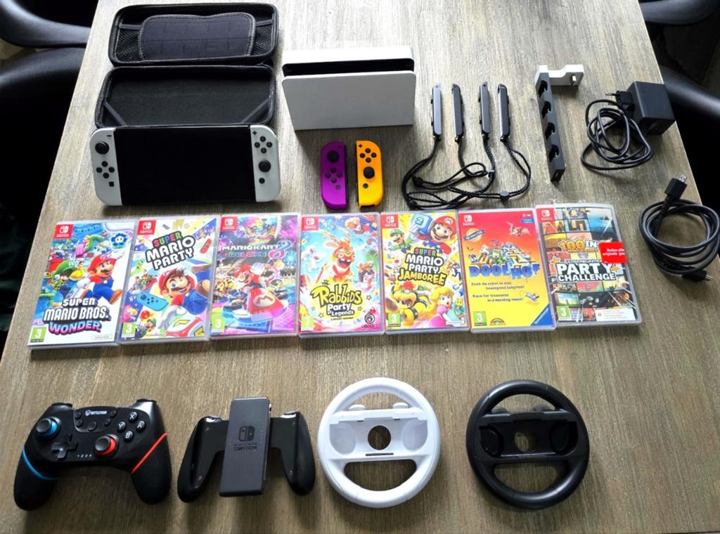 Nintendo Switch OLED met 7 games en extra controllers, Spelcomputers en Games, Spelcomputers | Nintendo Switch, Zo goed als nieuw