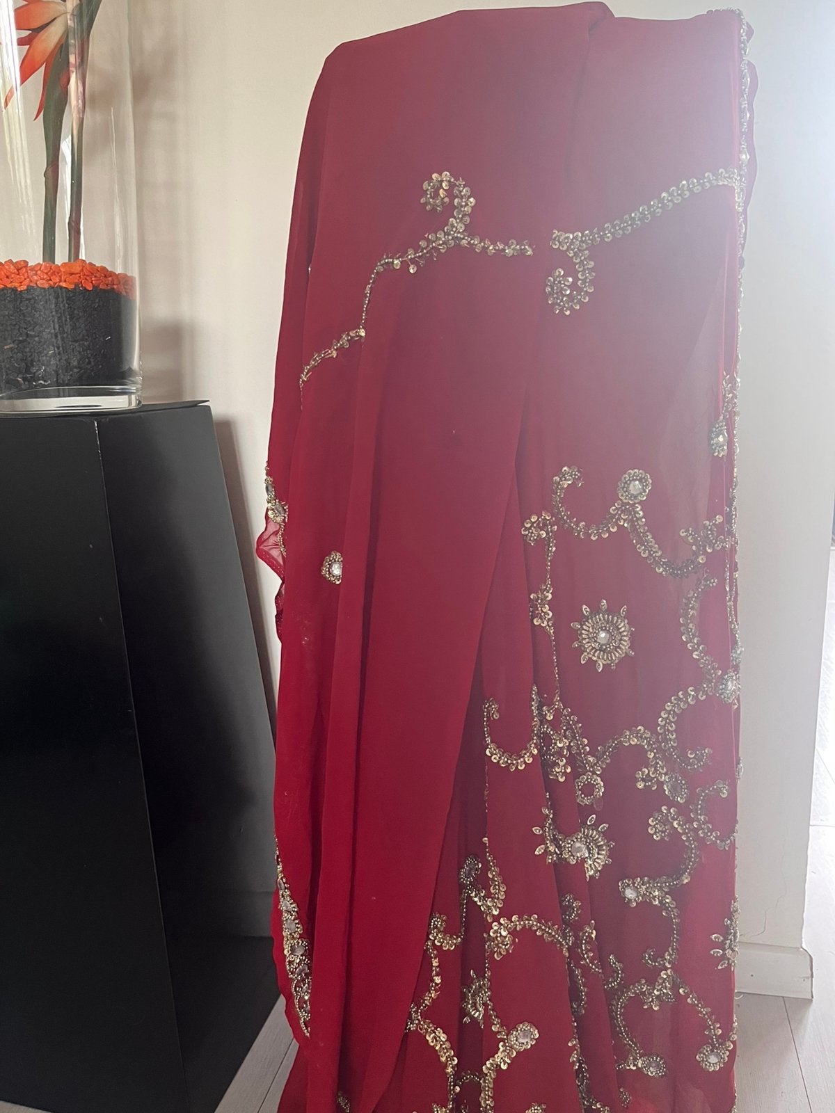 Sari india rood goud lang, Kleding | Dames, Ophalen of Verzenden, Zo goed als nieuw, Rood, Onder de knie