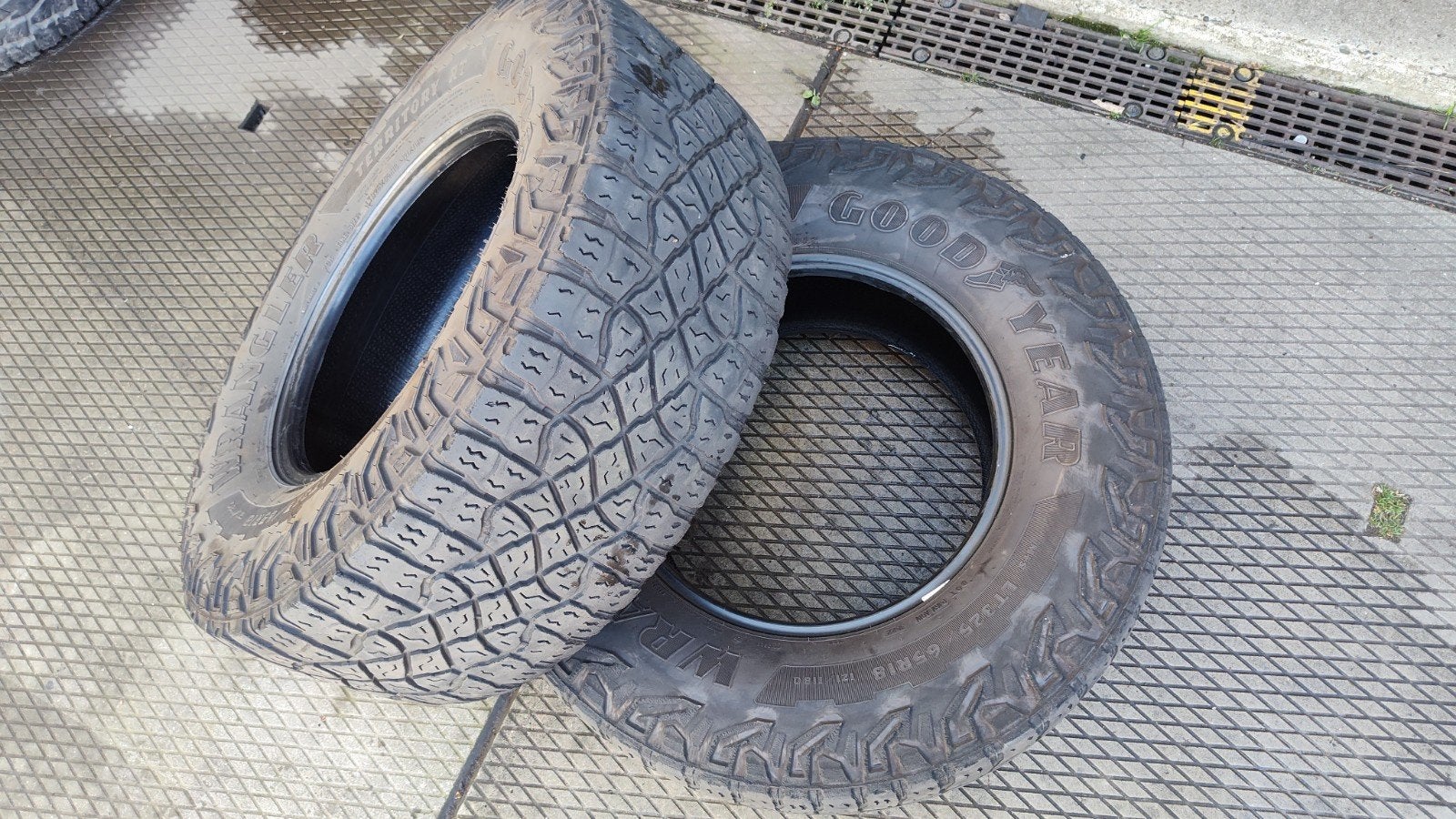 2x band Goodyear Wrangler 325/65r18 Dodge Ram F250 Silverado, Ophalen, Dodge