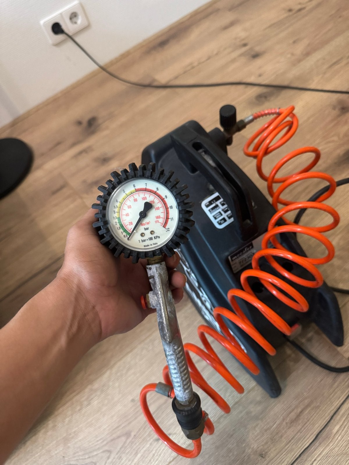 Mecafar Family Compressor met luchtdrukmeter, Doe-het-zelf en Verbouw, Gebruikt, 6 tot 10 bar, Ophalen of Verzenden, Minder dan 200 liter/min