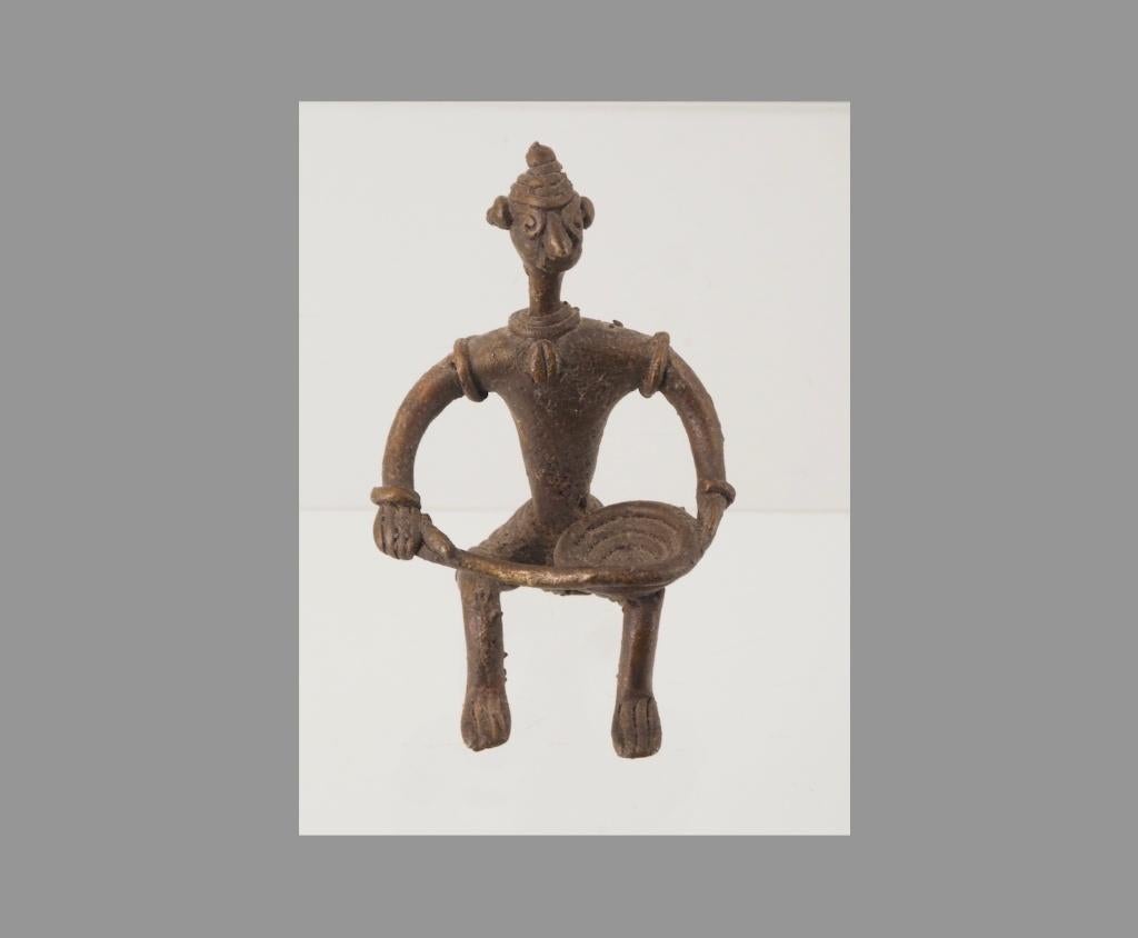 Zittend Ashanti figuur met schaal Ghana (180530-13), Ophalen of Verzenden