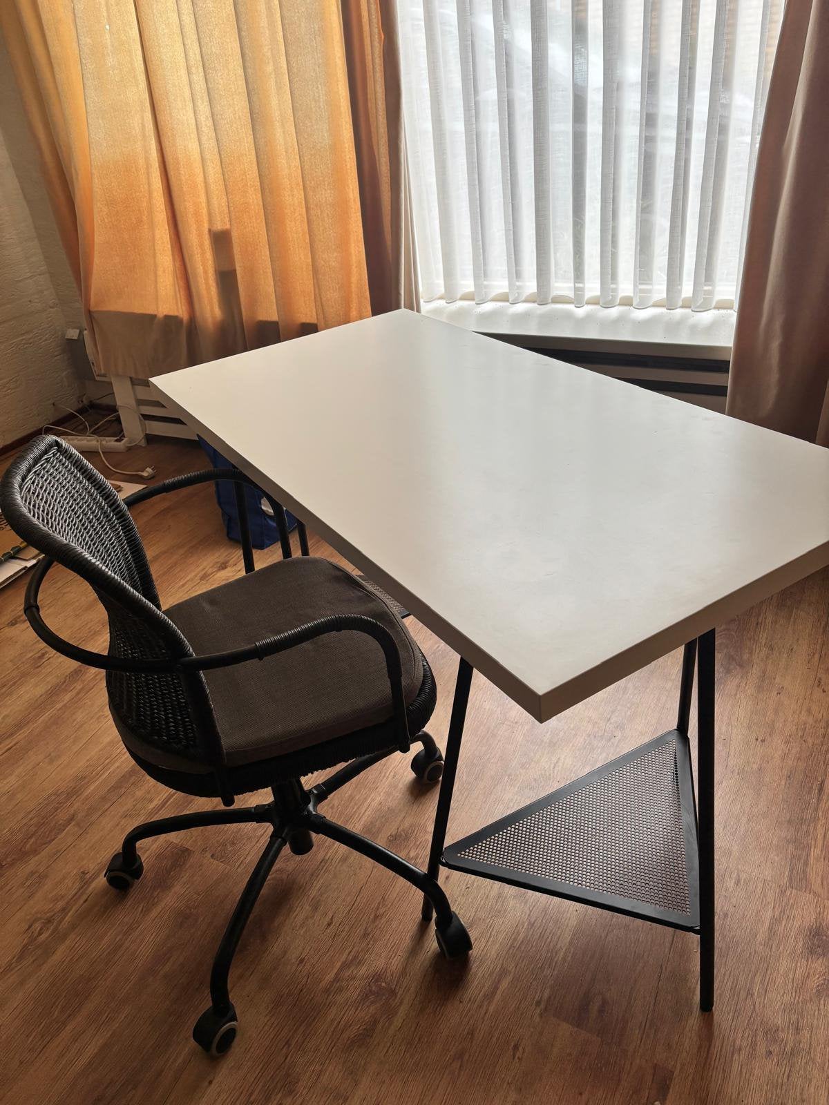 Bureau met stoel, Ophalen, Zo goed als nieuw