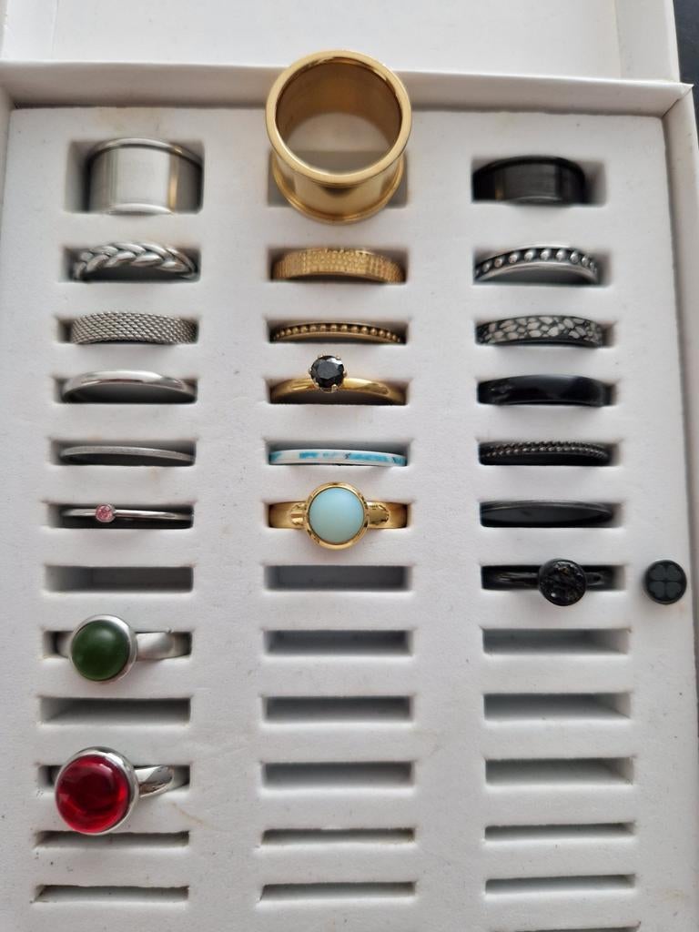 Ixxxi ringen - complete set, maat 18, Overige materialen, Gebruikt, Overige kleuren, Met edelsteen