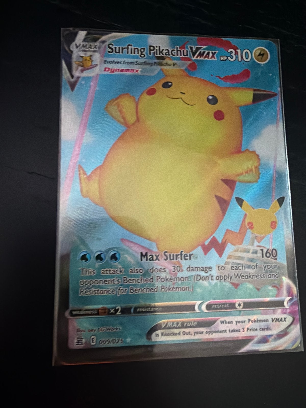 Surfing Pikachu VMAX Pokémon Kaart - Goede Staat, Verzenden, Zo goed als nieuw, Losse kaart
