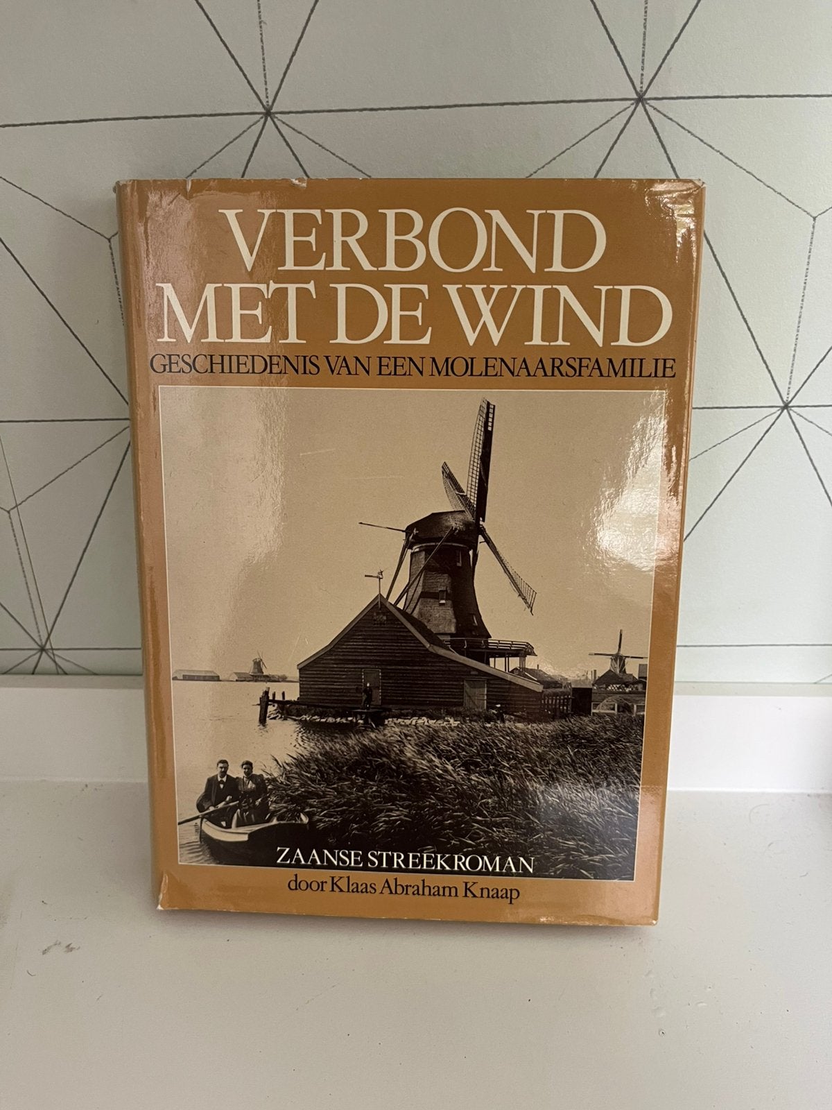 Verbond met de wind - Zaanse streekroman, Ophalen of Verzenden, Gelezen