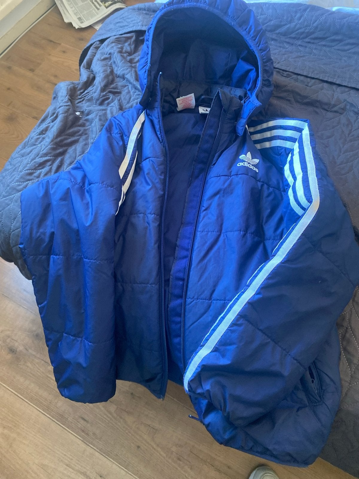 Adidas blauwe gewatteerde jas met capuchon, Ophalen of Verzenden, Gedragen, Maat 38/40 (M), Blauw