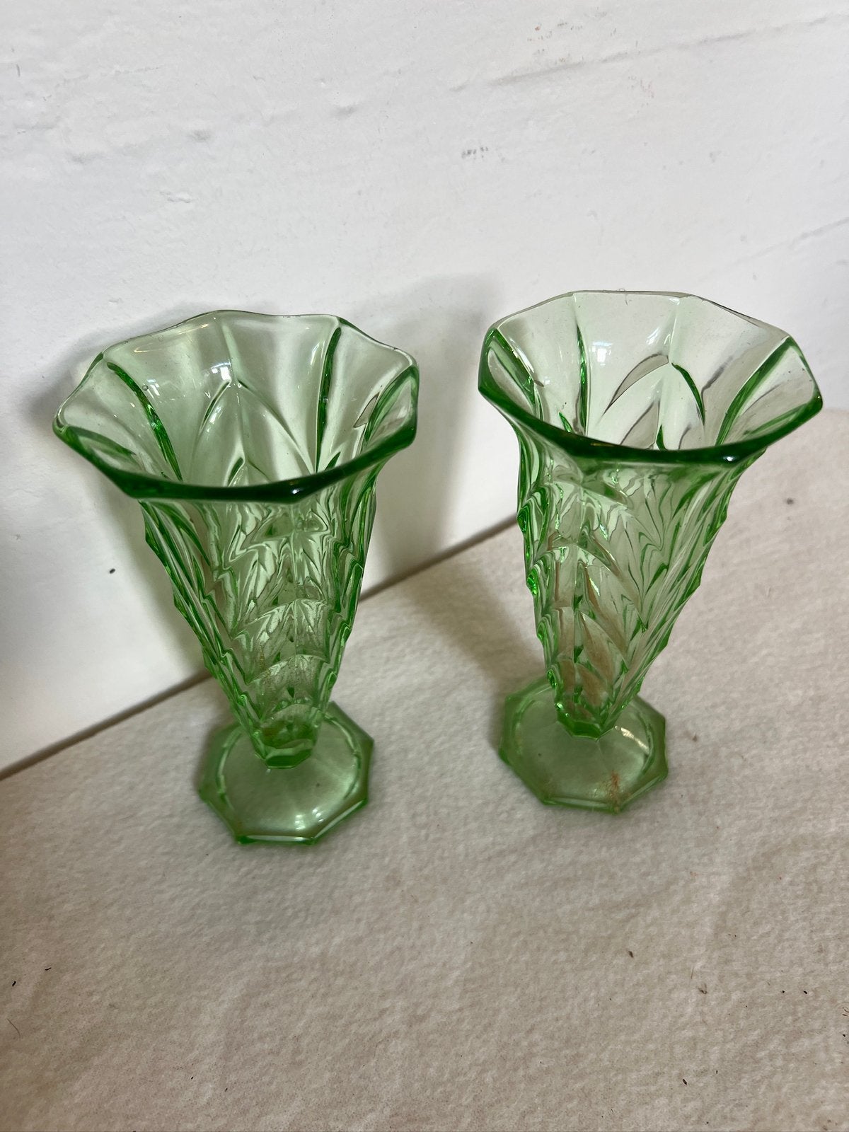 2 Antieke Art Deco vaasjes van geperst uranium glas., Ophalen of Verzenden