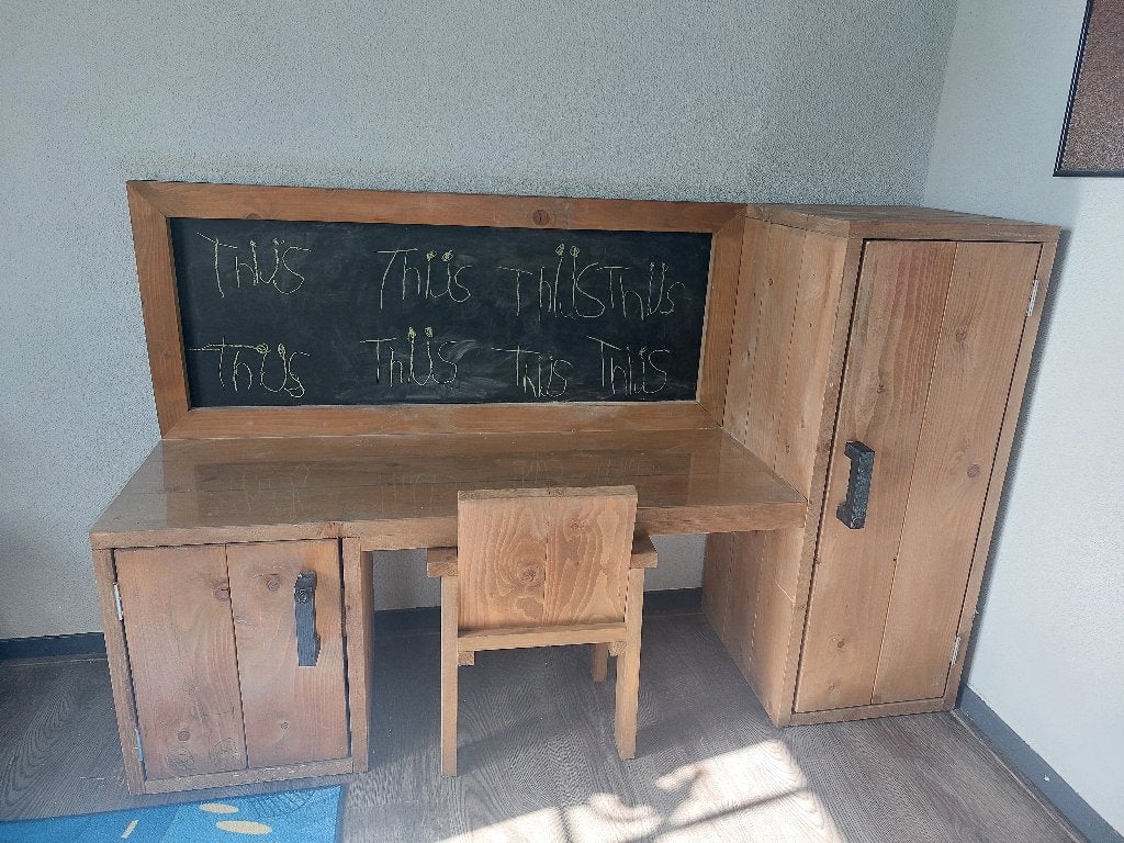 Stoere steigerhouten krijtbord meubel, Huis en Inrichting, Gebruikt, Hout, Kinderbureau, Bruin