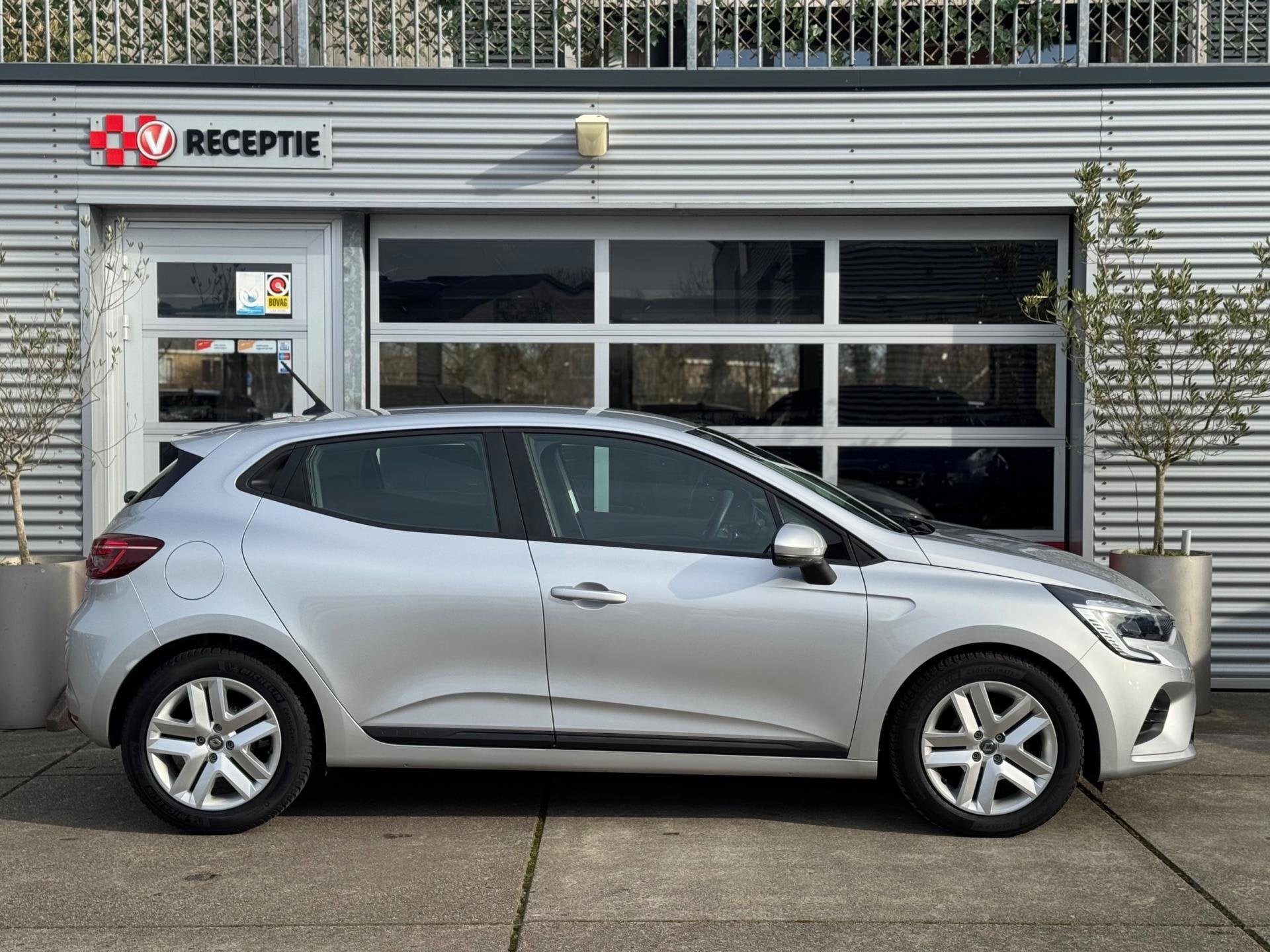 Renault Clio 1.0 TCe Zen / Navi / Carplay / Cruise / DAB / 1, Auto's, Voorwielaandrijving, Dealer onderhouden, Gebruikt, 49 €/maand