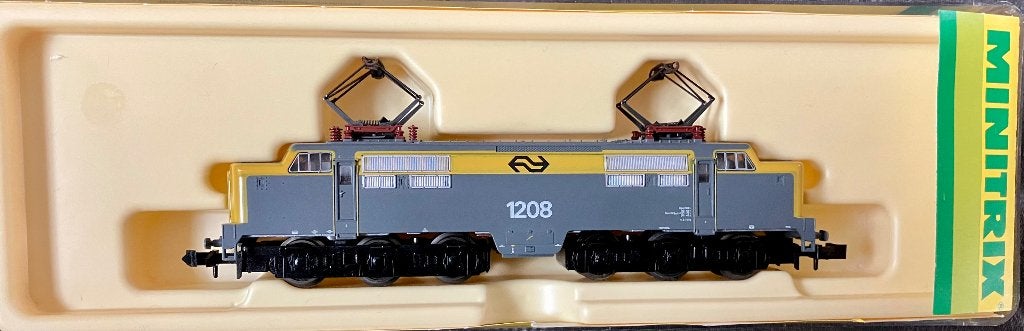 Minitrix 12826 NS 1204 6-assige E-loc in geel/grijs dc, Trix, Analoog, Ophalen of Verzenden, Zo goed als nieuw