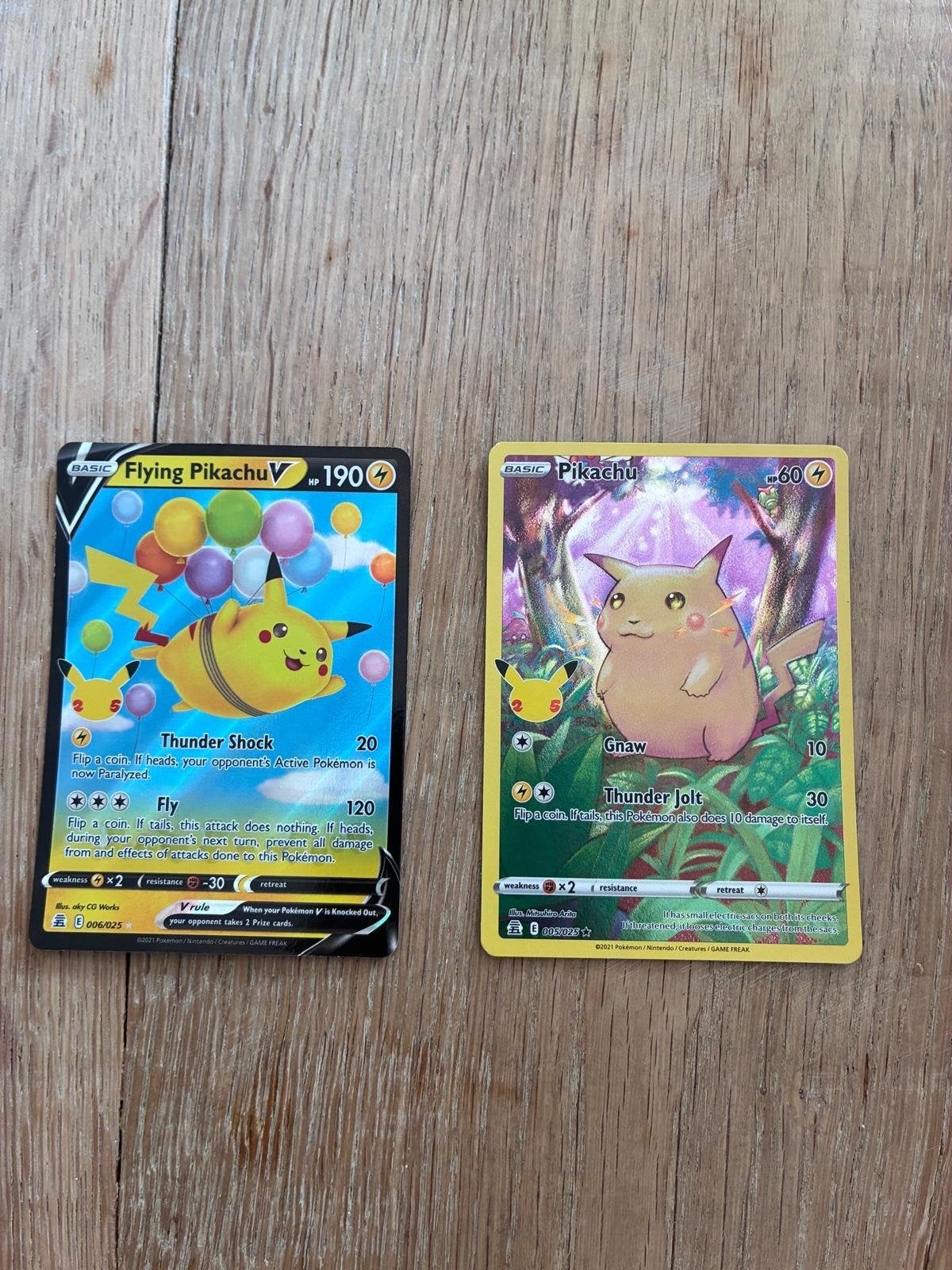Pokémon Kaarten: Flying Pikachu V & Pikachu Celebrations, Ophalen of Verzenden, Zo goed als nieuw, Losse kaart