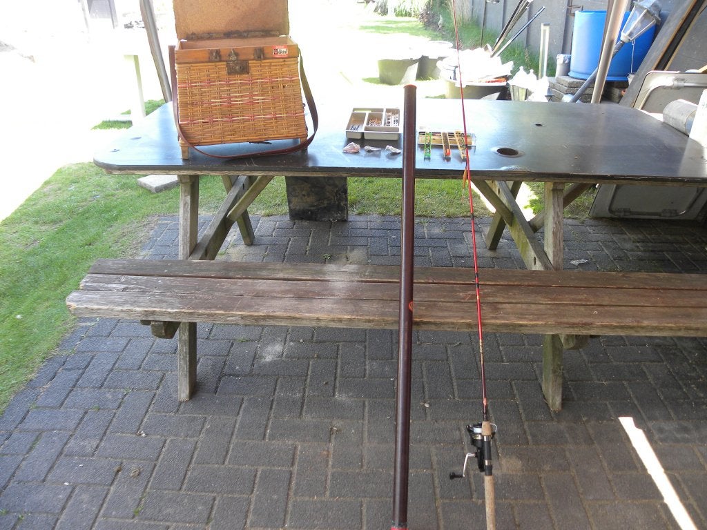 vintage viskoffer met vaste hengel/werphengel/model enzo, Watersport en Boten, Hengelsport | Witvissen, Ophalen, Gebruikt, Complete set