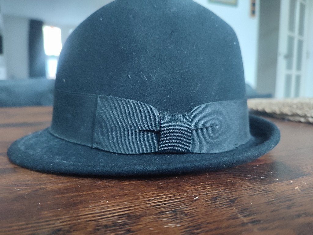 Mooie zwarte wollen hoed met strik, maat M te koop!, Kleding | Dames, Hoeden en Petten, Hoed, Nieuw, Ophalen of Verzenden, H&M