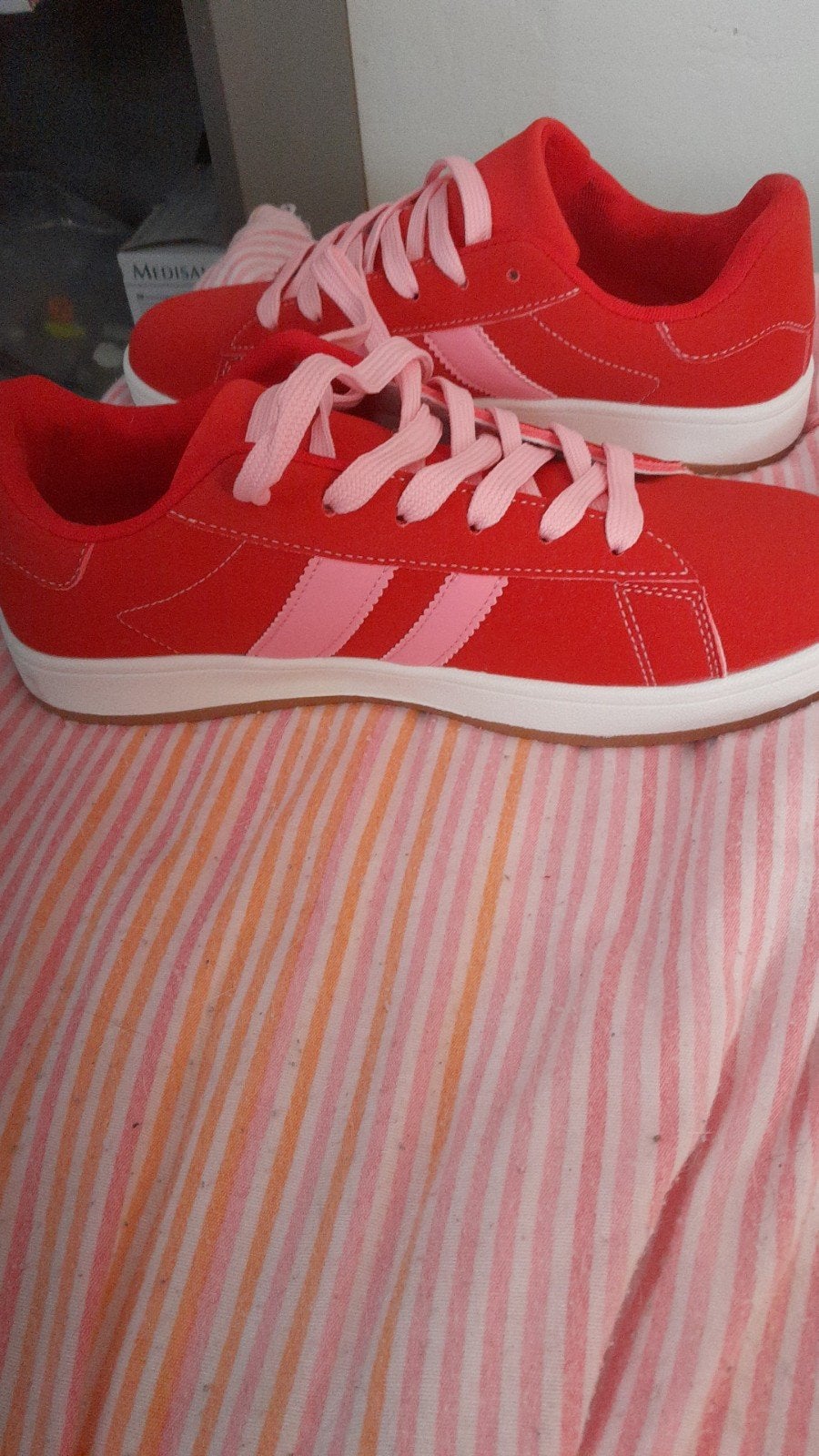 Nieuwe rode sneakers met roze veters, Ophalen of Verzenden