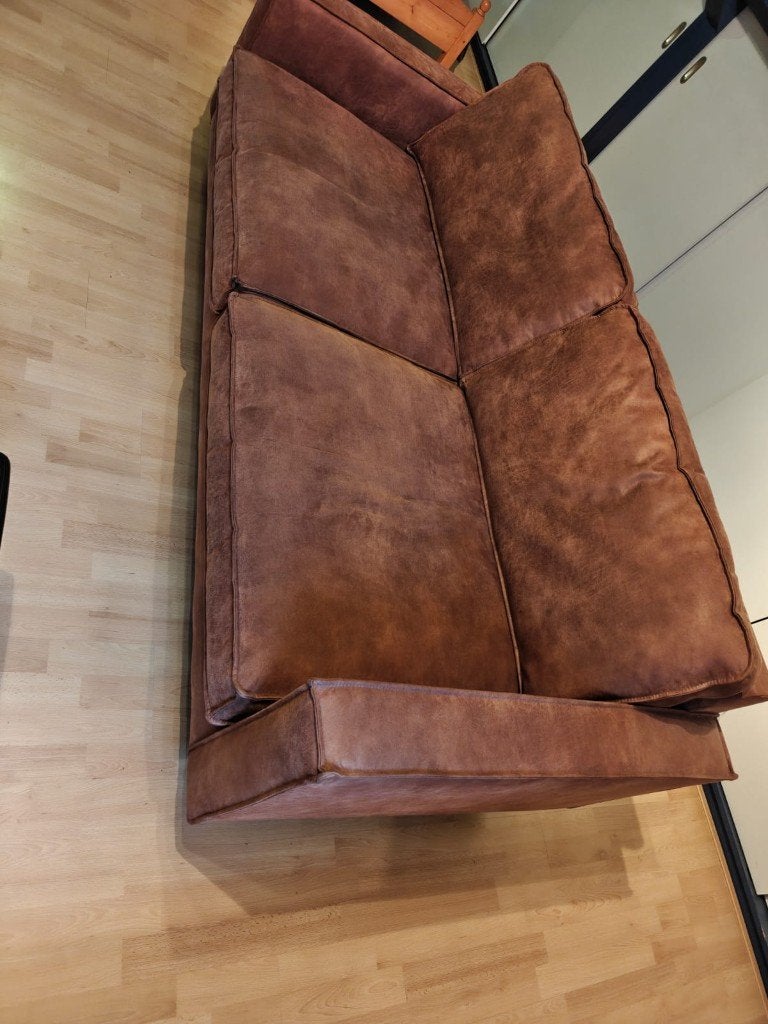 Comfortabele cognac bank met lichte beschadiging, Ophalen, Gebruikt, Driepersoons, 75 tot 100 cm