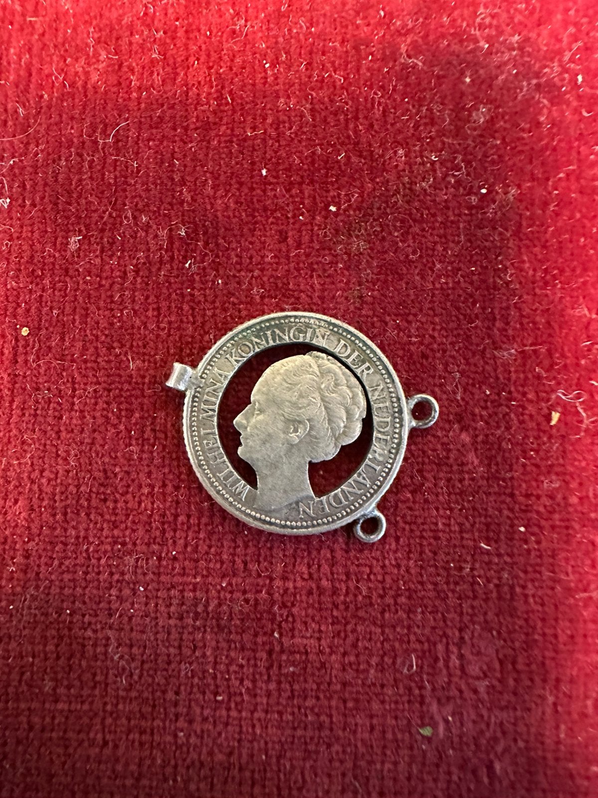 Zilveren hanger/sieraad - Uitgezaagde Wilhelmina munt1941, Ophalen of Verzenden, Overige typen