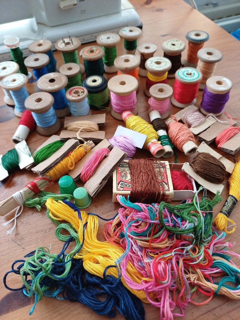 BORDUURGAREN OP HOUTEN KLOSJES, Ophalen of Verzenden, Zo goed als nieuw, Handborduren, Borduurgaren of Zijde