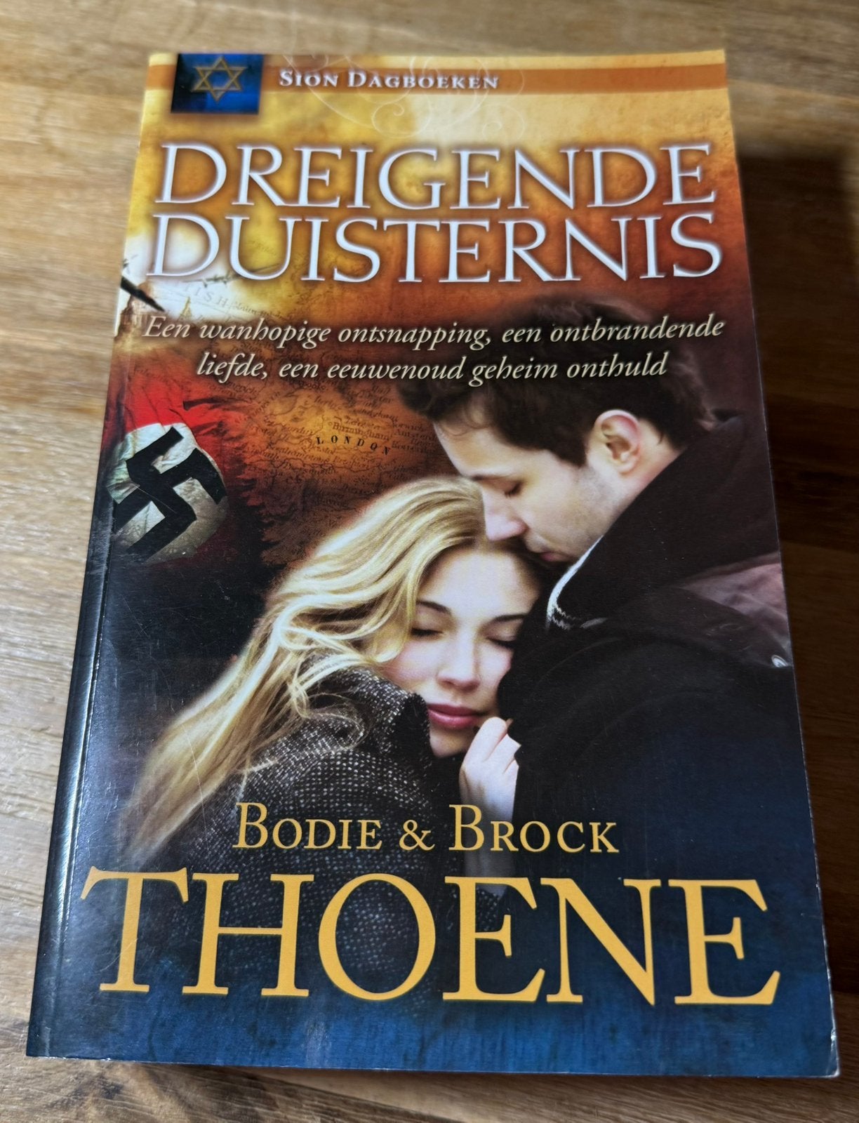 Dreigende Duisternis Bodie en Brock Thoene, Boeken, Ophalen of Verzenden, Zo goed als nieuw, Bodie en Brock Thoene, Amerika