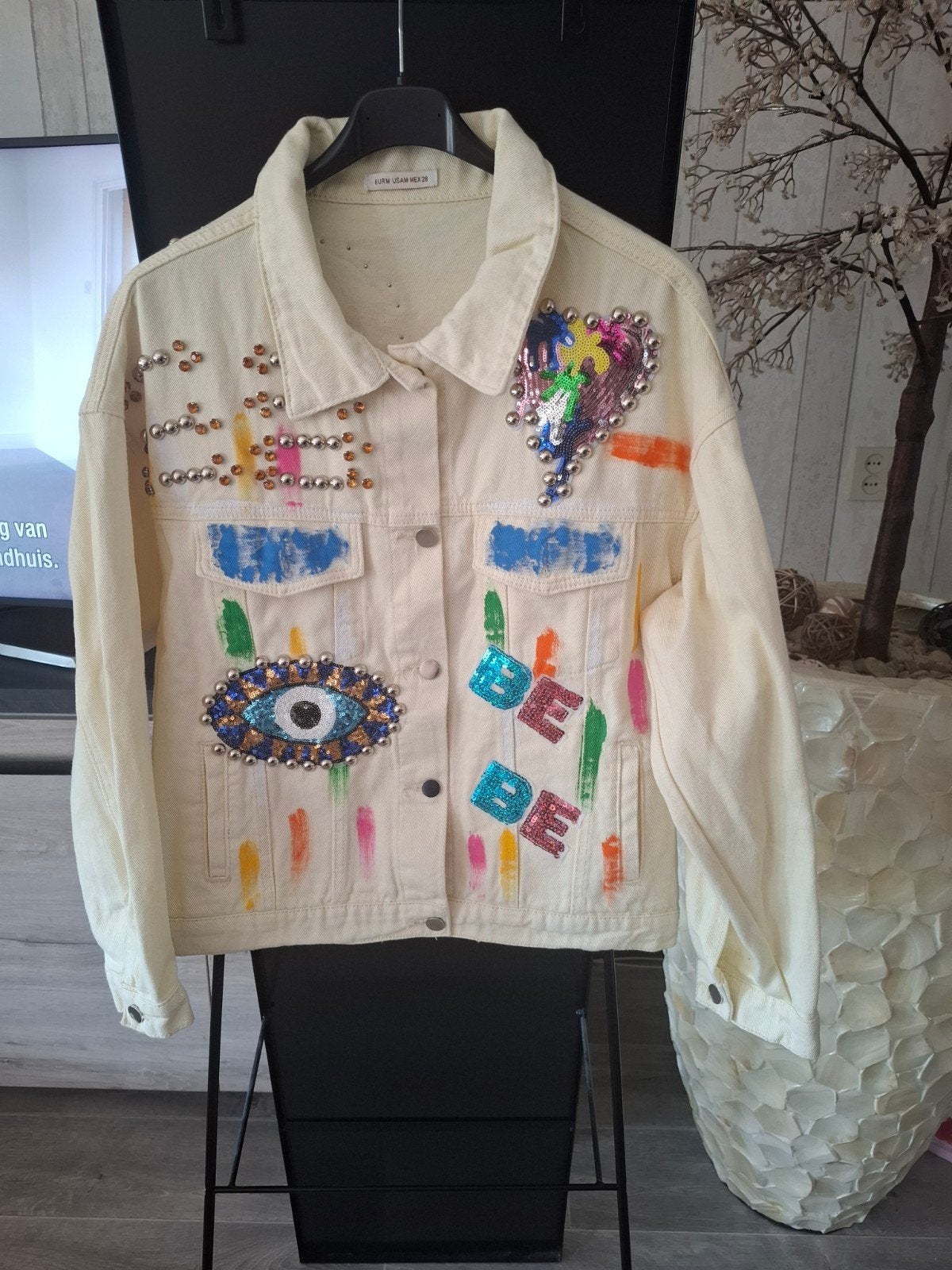 Unieke spijkerjas met studs en patches - Maat M, Kleding | Dames, Jassen | Zomer, Maat 38/40 (M), Meerkleurig, Ophalen of Verzenden