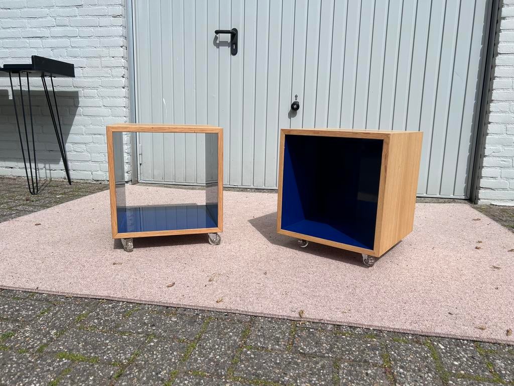 3 stijlvolle houten kubus kastjes / bijzettafels op wieltjes, Minder dan 55 cm, Zo goed als nieuw, Rechthoekig, Ophalen