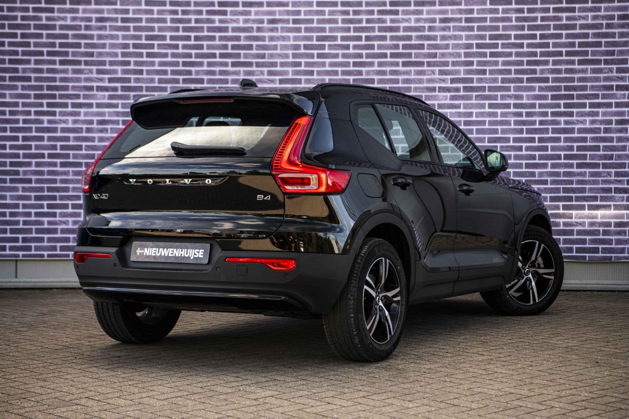 Volvo XC40 2.0 B4 Plus Dark | Trekhaak | Harman Kardon Audio, Gebruikt, Euro 6, 4 cilinders, Automatische klimaatregeling