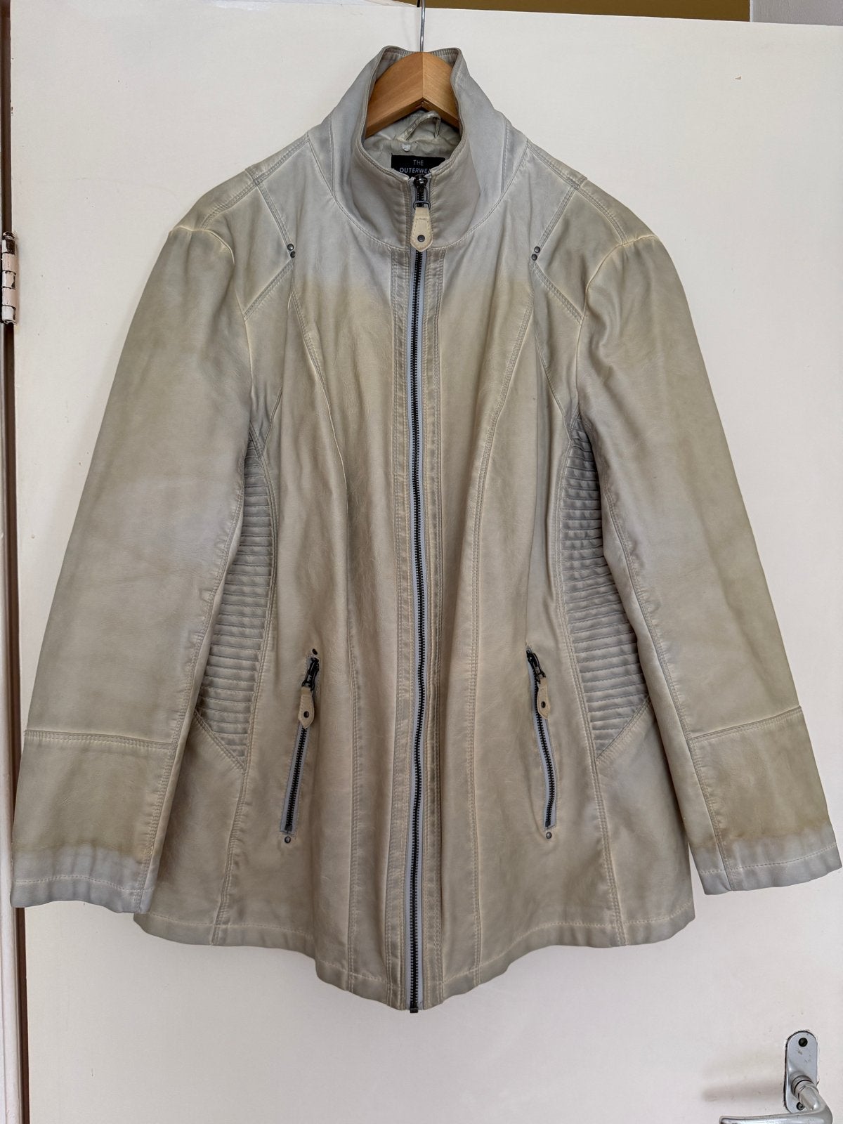 Stijlvolle beige jas van The Outerwear, maat L, Ophalen of Verzenden, Zo goed als nieuw, Maat 42/44 (L), Beige