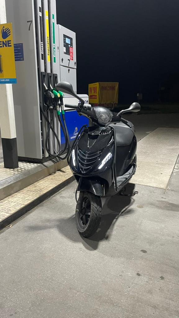 Zip 4 takt 2022, Fietsen en Brommers, Scooters | Piaggio, Ophalen, Zo goed als nieuw, Benzine, Zip