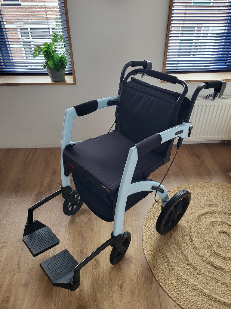 Rollz Motion 2 (rollator/rolstoel in één) – ijsblauw, Ophalen, Inklapbaar, Zo goed als nieuw, Duwrolstoel