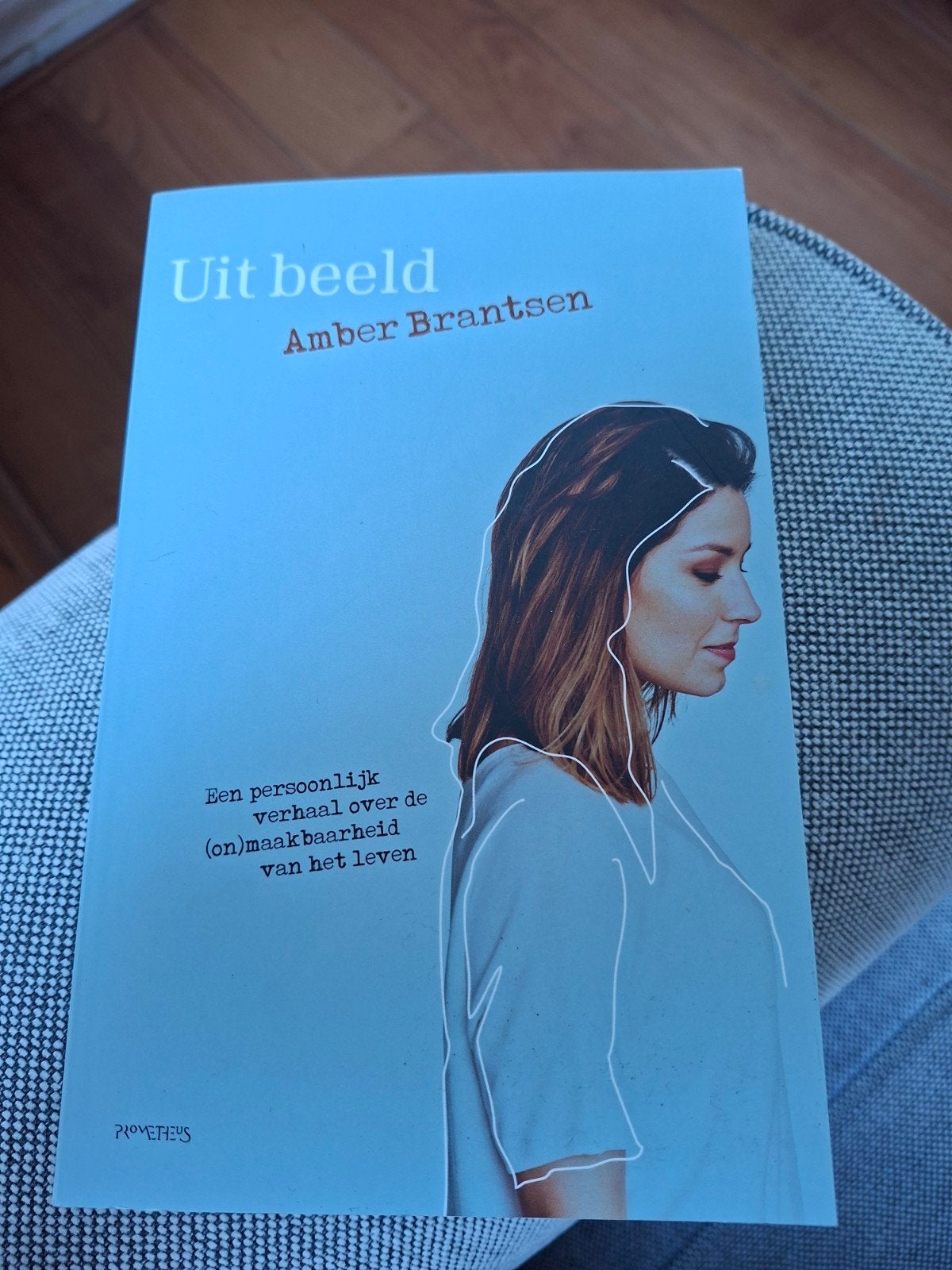 Uit beeld - Amber Brantsen (NOS Journaal), Boeken, Ophalen of Verzenden, Zo goed als nieuw, Amber Brantsen, Overige