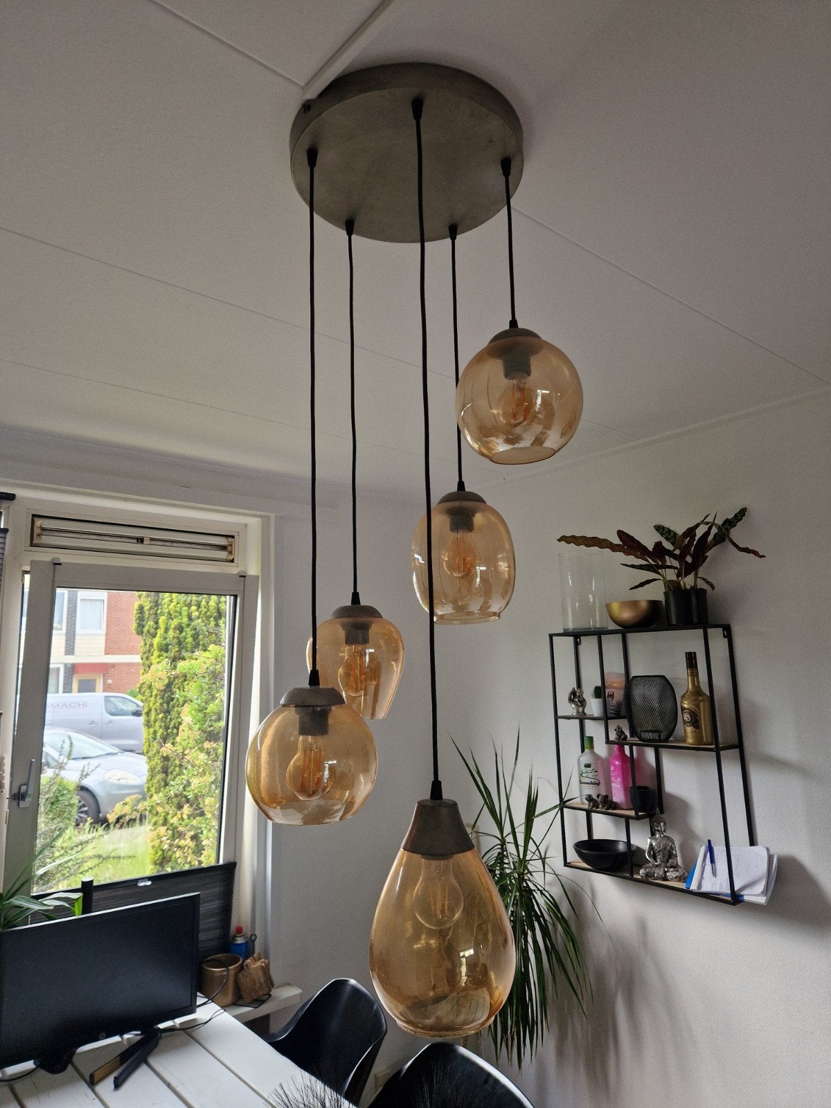 Moderne hanglamp met 5 amberkleurige glazen bollen, Ophalen, Modern, Sfeervol, Zo goed als nieuw, Glas