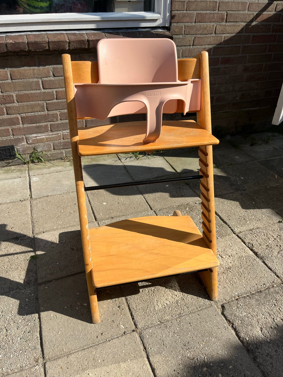 Bruine Stokke Kinderstoel met roze zitje, Kinderen en Baby's, Kinderstoelen, Ophalen, Gebruikt, Aanschuifbaar, Stokke