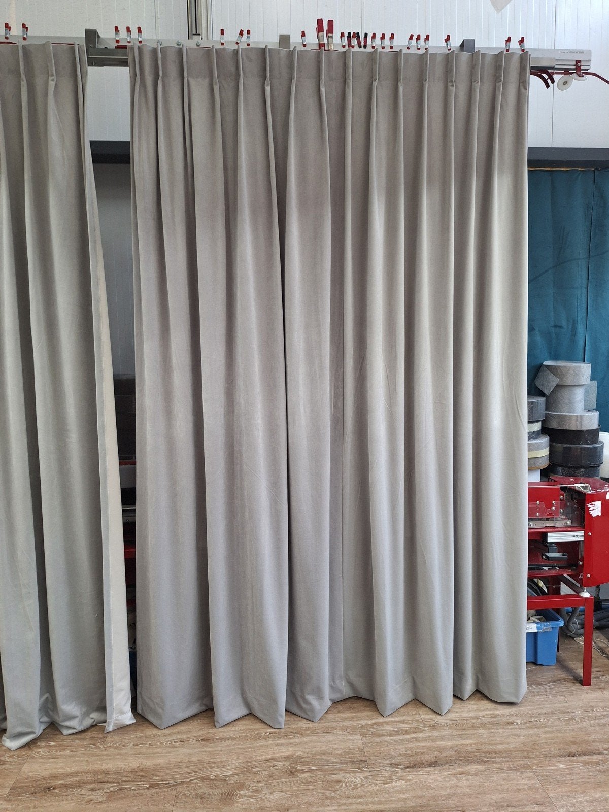 Grijs velours gordijn - 253x148cm - 2stuks, Gebruikt, 100 tot 150 cm, 200 cm of meer, Ophalen of Verzenden