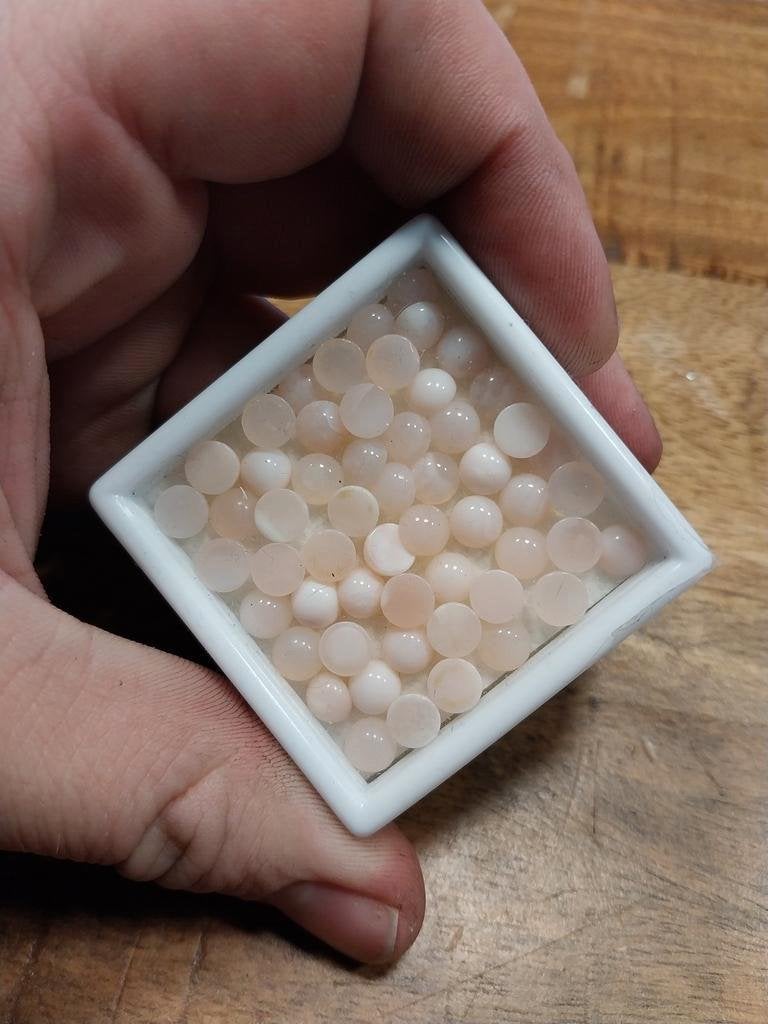 Zeer mooie ronde roze opaal cabochons mix doosje, Ophalen of Verzenden